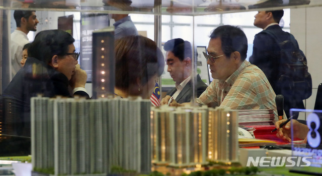 【서울=뉴시스】홍효식 기자 = 26일 서울 강남구 코엑스 Hall B에서 열린 '2019 대한민국 부동산 트렌드 쇼'에서 참관객들이 상담을 받고 있다. 한편, 부동산 트렌드 쇼는 내일(27일 토요일)까지 열린다. 2019.07.26. yesphoto@newsis.com