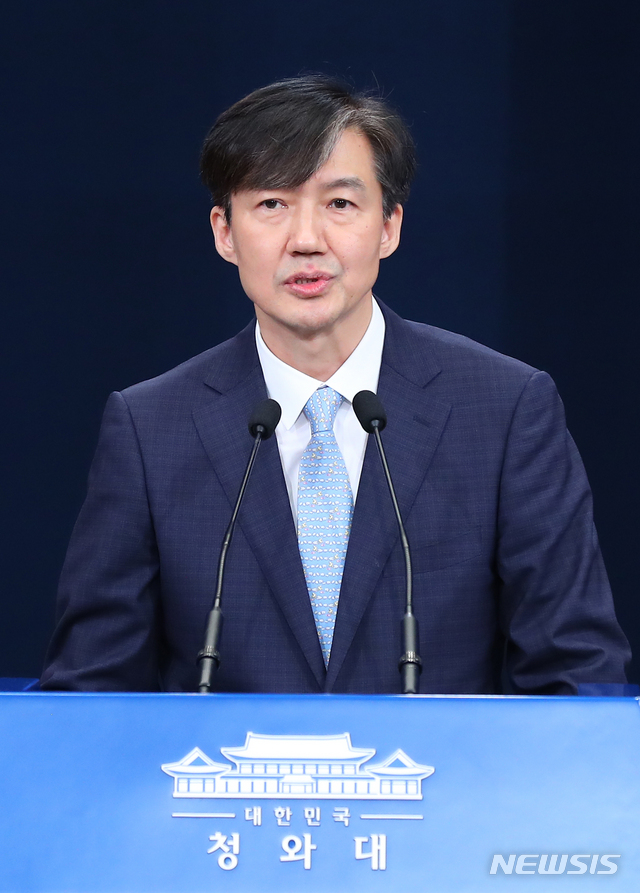【서울=뉴시스】전신 기자 = 조국 전 민정수석이 26일 청와대 춘추관 대브리핑룸에서 소회를 밝히고 있다. 2019.07.26.&nbsp; photo1006@newsis.com