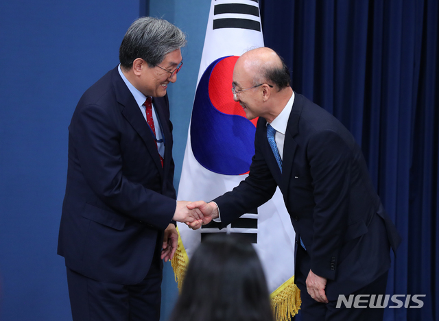 【서울=뉴시스】전신 기자 = 김조원 민정수석이 26일 청와대 춘추관 대브리핑룸에서 소감을 밝힌 후 노영민 비서실장과 인사하고 있다.. 2019.07.26.&nbsp; photo1006@newsis.com