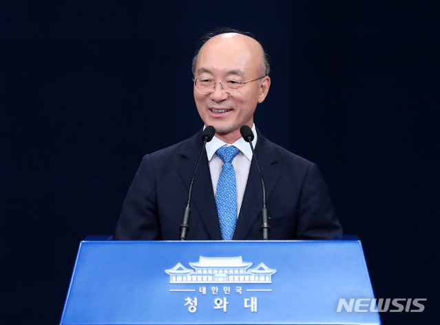 【서울=뉴시스】전신 기자 = 김조원 신임 민정수석이 26일 청와대 춘추관 대브리핑룸에서 소감을 밝히고 있다. 2019.07.26. photo1006@newsis.com