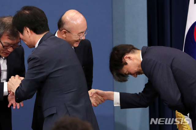 【서울=뉴시스】전신 기자 = 김조원 민정수석과 조국 전 민정수석이 26일 청와대 춘추관 대브리핑룸에서 인사하고 있다. 2019.07.26.&nbsp; photo1006@newsis.com