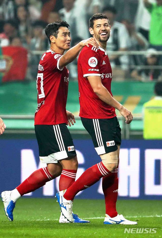 【서울=뉴시스】이윤청 기자 = 26일 서울 마포구 서울월드컵경기장에서 열린 팀K리그와 유벤투스 친선경기에서 팀K리그 오스마르가 선취골을 넣은 뒤 이동국과 함께 기뻐하고 있다. 2019.07.26. radiohead@newsis.com