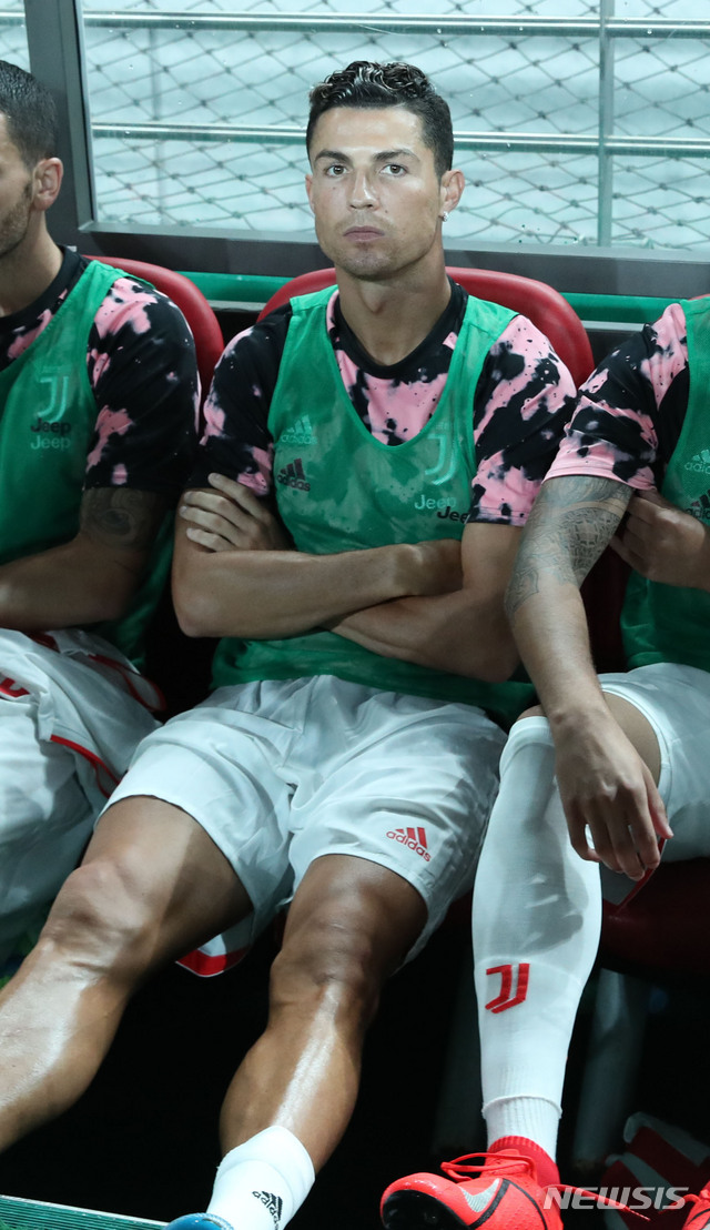【서울=뉴시스】김진아 기자 = 26일 서울 마포구 서울월드컵경기장에서 열린 팀K리그와 유벤투스의 친선경기에서 크리스티아누 호날두가 경기 시작을 기다리고 있다. 2019.07.26.&nbsp; bluesoda@newsis.com
