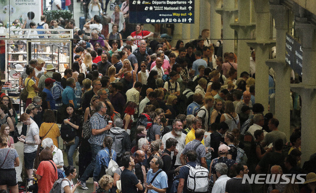 【런던=AP/뉴시스】 올 7월 26일(현지시간) 영국 런던의 세인트 판크라스 국제 기차역에 열차를 이용하려는 이용객들이 몰려있다. 프랑스에서 가장 붐비는 기차역 중 한 곳인 파리의 파리 북역에서 발생한 정전으로 런던과 주변 지역을 오가는 유로스타의 운행이 중단됐다. 2019.07.26.