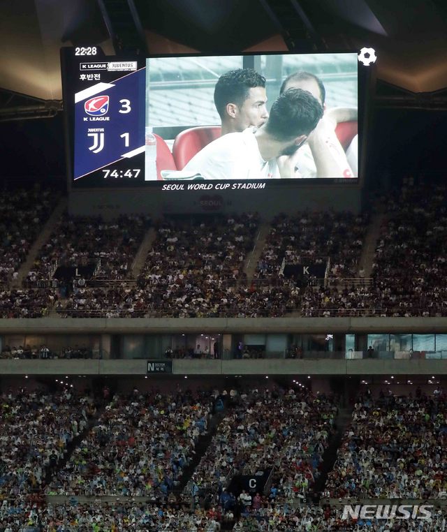 【서울=뉴시스】최동준 기자 = 26일 서울 마포구 서울월드컵경기장에서 열린 팀K리그와 유벤투스의 친선경기, 유벤투스 호날두가 벤치에서 경기를 지켜보는 모습이 전광판으로 나오고 있다. 2019.07.26. photocdj@newsis.com
