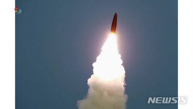 【서울=뉴시스】박미소 기자 = 북한 조선중앙통신은 김정은 국무위원장이 지난 25일 신형전술유도무기 위력시위사격을 조직지도 했다고 26일 보도했다. 사진은 조선중앙TV가 신형전술유도무기가 발사되는 장면을 방영하는 모습.2019.07.26. (사진=조선중앙TV 캡쳐)&nbsp; photo@newsis.com 