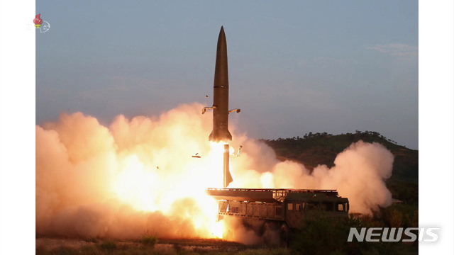 【서울=뉴시스】박미소 기자 = 북한 조선중앙통신은 김정은 국무위원장이 지난 25일 신형전술유도무기 위력시위사격을 조직지도 했다고 26일 보도했다. 사진은 조선중앙TV가 신형전술유도무기가 발사되는 장면을 보도하는 모습. 2019.07.26.(사진=조선중앙TV 캡쳐)&nbsp; photo@newsis.com 