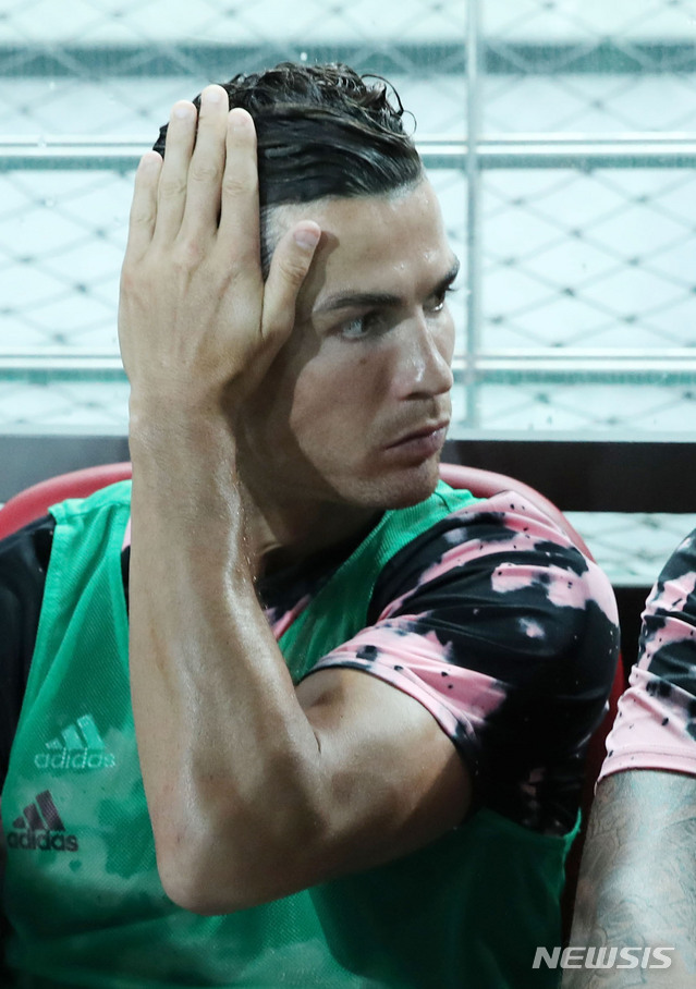 【서울=뉴시스】김진아 기자 = 26일 서울 마포구 서울월드컵경기장에서 열린 팀K리그와 유벤투스의 친선경기에서 유벤투스 크리스티아누 호날두가 경기 시작을 기다리고 있다. 2019.07.26. bluesoda@newsis.com