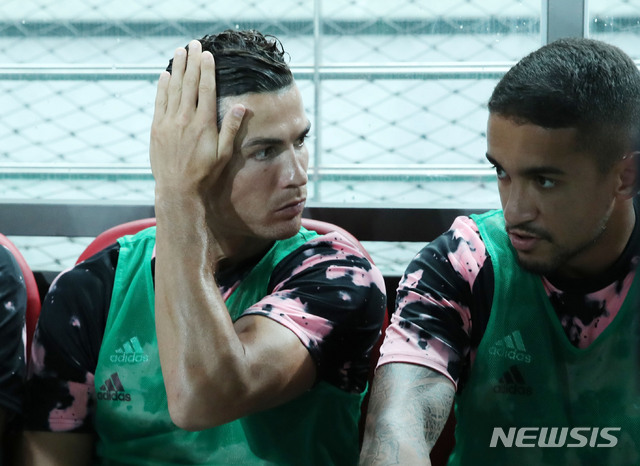 【서울=뉴시스】김진아 기자 = 26일 서울 마포구 서울월드컵경기장에서 열린 팀K리그와 유벤투스의 친선경기에서 유벤투스 크리스티아누 호날두가 경기 시작을 기다리고 있다. 2019.07.26. bluesoda@newsis.com