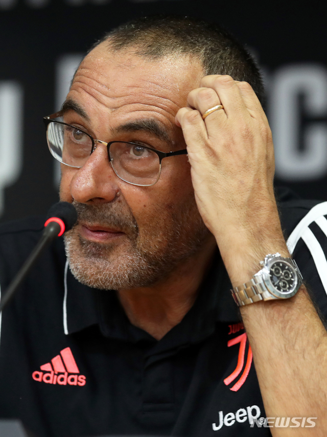 【서울=뉴시스】이윤청 기자 = 26일 서울 마포구 서울월드컵경기장에서 팀K리그와 유벤투스 친선경기를 마친 후 열린 기자회견에서 마우리치오 사리 감독이 취재진의 질문에 답하고 있다. 2019.07.26. radiohead@newsis.com