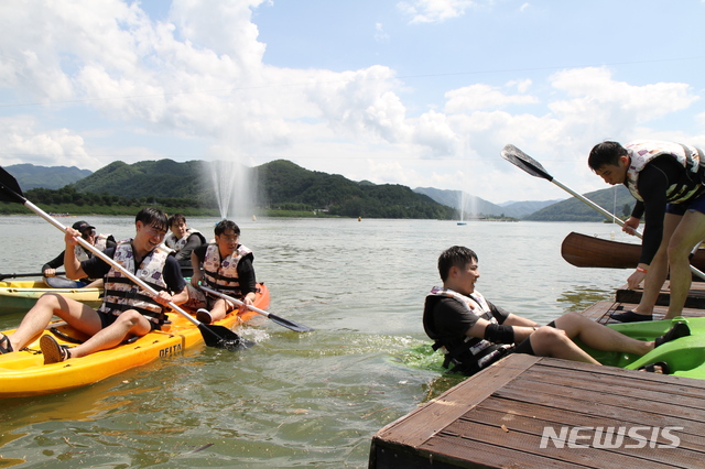 【화천=뉴시스】한윤식 기자 = 27일 오후 강원 화천 붕어섬 일원에서 개막된 화천쪽배축제에서 관광객들이 물놀이를 즐기고 있다. 2017.07.27.&nbsp;&nbsp;&nbsp; ysh@newsis.com 