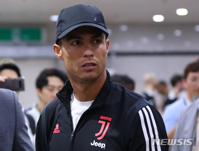 【서울=뉴시스】김진아 기자 = 26일 서울 마포구 서울월드컵경기장에서 열린 팀K리그와 유벤투스의 친선경기가 끝난 뒤 유벤투스의 호날두가 경기장을 빠져나가고 있다. 이날 호날두는 경기에 출전하지 않았다. 2019.07.26.&nbsp; bluesoda@newsis.com