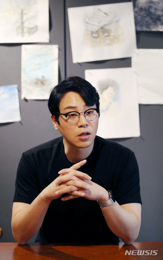 【서울=뉴시스】김진아 기자 = 나응식 수의사가 17일 오후 서울 강남구 한 카페에서 뉴시스와 인터뷰하고 있다. 지승호 인터뷰 전문 작가가 진행했다 2019.07.27. bluesoda@newsis.com