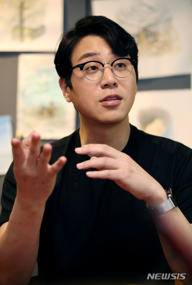 【서울=뉴시스】김진아 기자 = 나응식 수의사가 17일 오후 서울 강남구 한 카페에서 뉴시스와 인터뷰하고 있다. 지승호 인터뷰 전문 작가가 진행했다. 2019.07.27. bluesoda@newsis.com