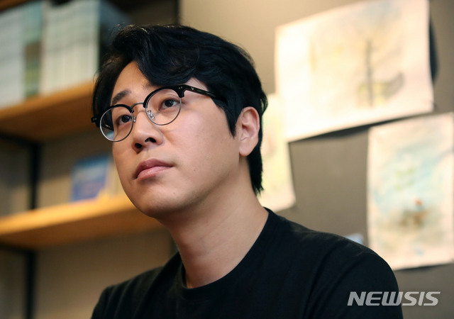 【서울=뉴시스】김진아 기자 = 나응식 수의사가 17일 오후 서울 강남구 한 카페에서 뉴시스와 인터뷰하고 있다. 지승호 인터뷰 전문 작가가 진행했다. 2019.07.27. bluesoda@newsis.com