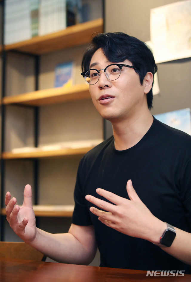 【서울=뉴시스】김진아 기자 = 나응식 수의사가 17일 오후 서울 강남구 한 카페에서 뉴시스와 인터뷰하고 있다. 지승호 인터뷰 전문 작가가 진행했다 2019.07.27. bluesoda@newsis.com