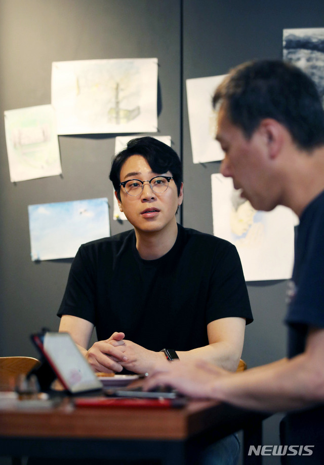 【서울=뉴시스】김진아 기자 = 나응식 수의사가 17일 오후 서울 강남구 한 카페에서 뉴시스와 인터뷰하고 있다. 지승호 인터뷰 전문 작가가 진행했다 2019.07.27. bluesoda@newsis.com