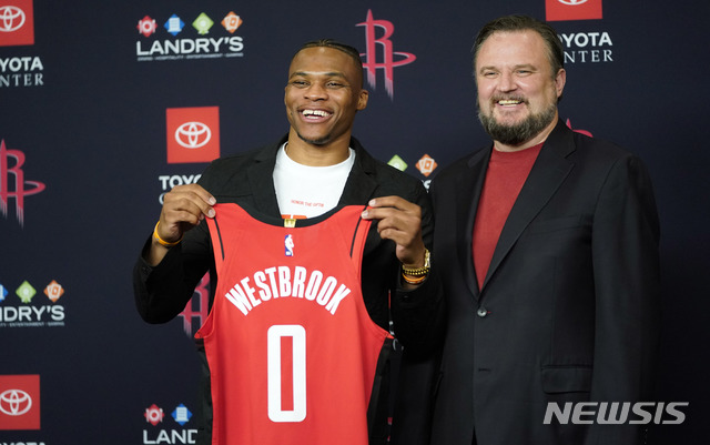 【휴스턴=AP/뉴시스】미 프로농구(NBA) 구단 휴스턴 로키츠의 대릴 모리 단장이 홍콩 '범죄인 인도 법안'(송환법) 시위에 지지를 밝힌데 대해 중국에서 ‘휴스턴 로키츠 보이콧’ 조짐이 일고 있다. 지난 6월26일 열린 기자회견에서 모리 단장이 로키츠의 선수 러셀 웨스트브룩과 함께 사진을 찍고 있다. 2019.10.07 