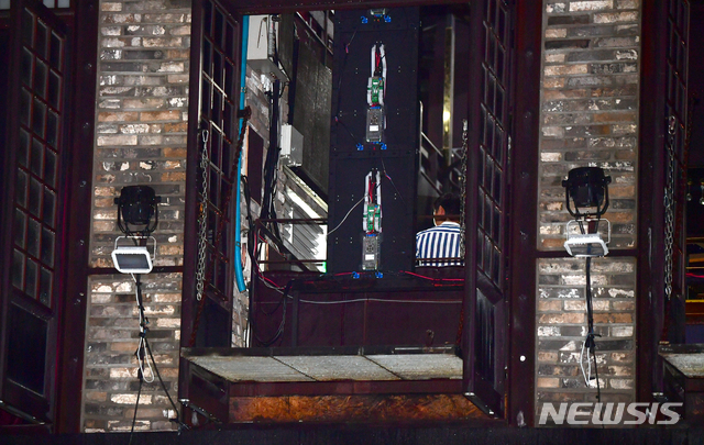 【광주=뉴시스】 류형근 기자 = 27일 오전 2시39분께 광주 서구 치평동 한 클럽 내부 복층 구조물 59.5㎡가 무너져 1명이 숨지고 외국 수구선수 등 14명이 부상을 입어 병원 치료를 받고 있다. 2019.07.27.&nbsp; hgryu77@newsis.com 