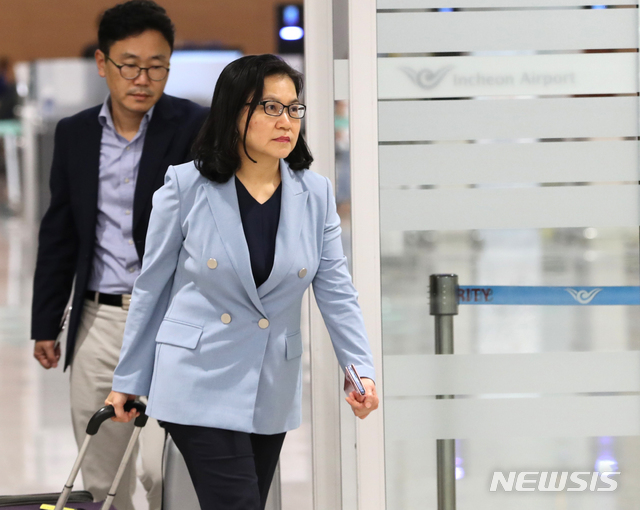 【인천공항=뉴시스】 전진환 기자 = 일본 수출규제 조치의 부당성을 설명하기 위해 미국을 방문했던 유명희 산업통상자원부 통상교섭본부장이 27일 새벽 인천공항을 통해 귀국하고 있다. 2019.07.27.   amin2@newsis.com