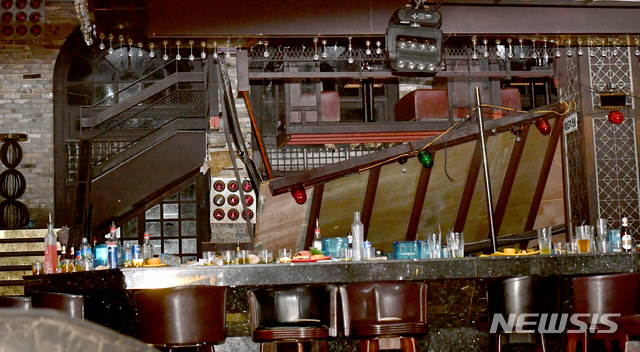 【광주=뉴시스】신대희 기자 = 27일 오전 2시39분께 광주 서구 치평동 한 클럽 내부 복층 구조물 59.5㎡가 무너져 1명이 숨지고 외국 수구선수 등 14명이 부상을 입어 병원 치료를 받고 있다. 사진은 붕괴 사고 클럽 내부. 2019.07.27.&nbsp; sdhdream@newsis.com