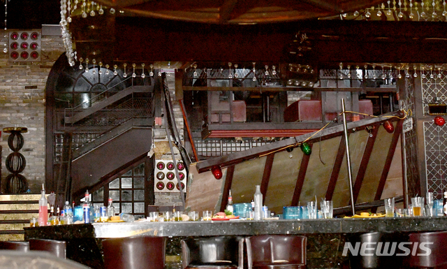 【광주=뉴시스】신대희 기자 = 27일 오전 2시39분께 광주 서구 치평동 한 클럽 내부 복층 구조물 59.5㎡가 무너져 1명이 숨지고 외국 수구선수 등 14명이 부상을 입어 병원 치료를 받고 있다. 사진은 붕괴 사고 클럽 내부. 2019.07.27.&nbsp; sdhdream@newsis.com