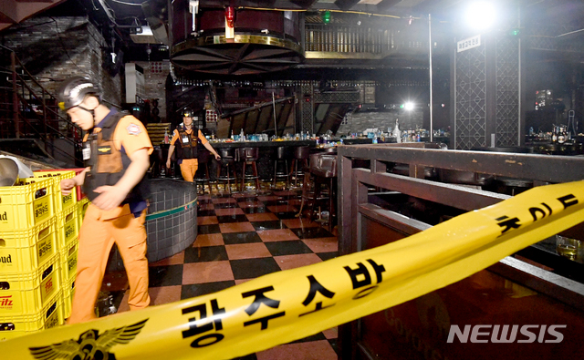 【광주=뉴시스】신대희 기자 = 27일 오전 2시39분께 광주 서구 치평동 한 클럽 내부 복층 구조물 59.5㎡가 무너져 1명이 숨지고 외국 수구선수 등 11명이 부상을 입어 병원 치료를 받고 있다. 사진은 붕괴 사고 클럽 내부. 2019.07.27. sdhdream@newsis.com