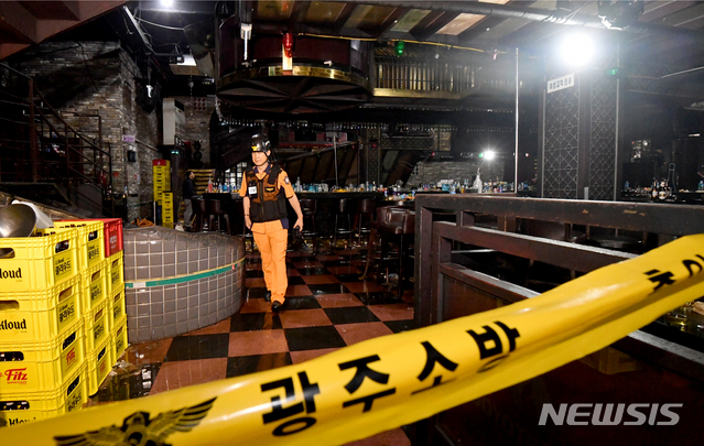 【광주=뉴시스】신대희 기자 = 27일 오전 2시39분께 광주 서구 치평동 한 클럽 내부 복층 구조물 59.5㎡가 무너져 1명이 숨지고 외국 수구선수 등 11명이 부상을 입어 병원 치료를 받고 있다. 사진은 붕괴 사고 클럽 내부. 2019.07.27. sdhdream@newsis.com