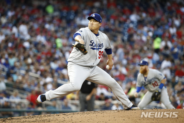 【워싱턴=AP/뉴시스】LA 다저스 류현진이 26일(한국시각) 미 워싱턴 D.C. 내셔널스 파크에서 열린 2019 메이저리그 워싱턴 내셔널스와의 원정경기에 선발 등판해 3회 투구하고 있다. 류현진은 5회까지 무실점 투구하며 1-0 리드를 지키고 있다. 2019.07.27.