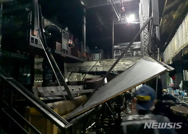 【광주=뉴시스】신대희 기자 = 27일 오전 2시39분께 광주 서구 치평동 한 클럽 내부 복층 구조물 23.1㎡가 무너져 2명이 숨지고 외국 수구선수 등 14명이 부상을 입어 병원 치료를 받고 있다. 사진은 붕괴 사고 클럽 내부. 2019.07.27. (사진 = 독자 제공) sdhdream@newsis.com 