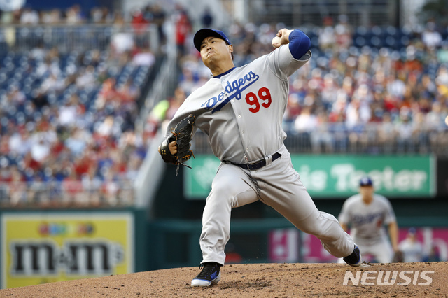 【워싱턴=AP/뉴시스】LA 다저스 류현진이 26일(한국시각) 미 워싱턴 D.C. 내셔널스 파크에서 열린 2019 메이저리그 워싱턴 내셔널스와의 원정경기에 선발 등판해 1회 투구하고 있다. 류현진은 5회까지 무실점 투구하며 1-0 리드를 지키고 있다. 2019.07.27.