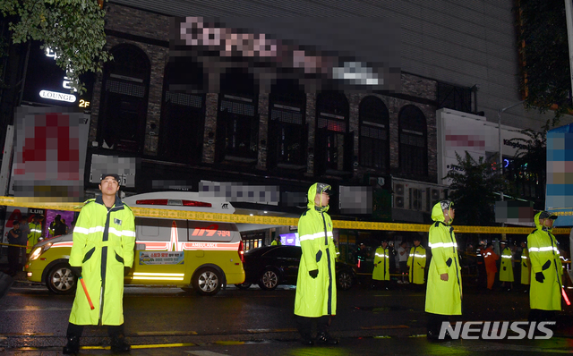 【광주=뉴시스】 류형근 기자 = 27일 오전 2시39분께 광주 서구 치평동 한 클럽 내부 복층 구조물이 무너져 2명이 숨지고 광주세계수영대회 외국 수구선수 등 10명이 부상을 입어 병원 치료를 받고 있다. 사진은 구조물이 무너진 클럽의 모습. 2019.07.27. hgryu77@newsis.com