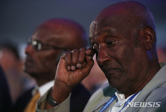 【서울=뉴시스】박미소 기자 = 27일 오전 서울 중구 동대문디자인플라자 알림1관에서 열린 '6.25전쟁 유엔군 참전의 날 기념식'에 참석한 한 6.25 유엔군 참전용사가 눈물을 닦고 있다. 2019.07.27. misocamera@newsis.com