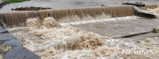 【정읍=뉴시스】 김얼 기자= 전국적으로 장맛비가 내린 27일 전북 정읍시 샘고을시장 인근 정읍천이 장맛비의 여파로 물살이 빠르게 지나고 있다. 2019.07.27. pmkeul@newsis.com