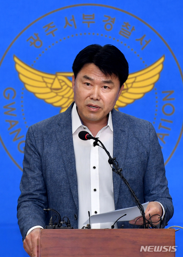 【광주=뉴시스】신대희 기자 = 광주 클럽 붕괴사건 수사본부(송기주 광주경찰청 강력계장)가 27일 서부경찰서에서 언론 브리핑을 열고 있다. 이날 오전 2시39분께 광주 서구 치평동 한 클럽 내부 복층 구조물이 무너져 2명이 숨지고, 25명(14명 치료 뒤 귀가)이 다쳤다. 2019.07.27. sdhdream@newsis.com