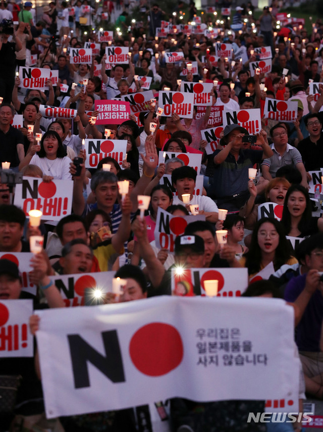 【서울=뉴시스】홍효식 기자 = 27일 오후 서울 종로구 광화문광장에서 열린 아베 규탄 2차 촛불문화제에서 참석자들이 경제침략 중단, 평화방해 규탄, 친일적폐 청산, 한일군사정보보호협정 폐기를 촉구하며 촛불을 들고 구호를 외치고 있다. 2019.07.27. yesphoto@newsis.com