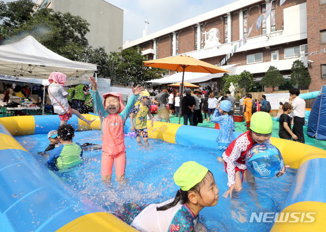 【서울=뉴시스】 독산4동 찰방찰방 골목물놀이터 개장. 2019.07.28. (사진=금천구 제공)