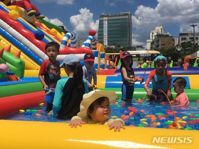 【서울=뉴시스】 왕십리 광장 물놀이장. 2019.07.28. (사진=성동구 제공)