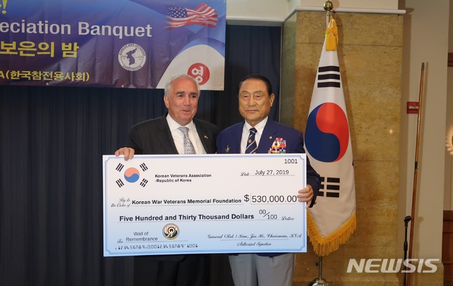 【서울=뉴시스】 김진호 대한민국재향군인회 회장이 존 틸렐리(전, 한미연합사령관) 한국전참전용사추모재단 이사장에게 '추모의 벽' 성금을 전달하고 기념촬영하고 있다. (향군 제공)