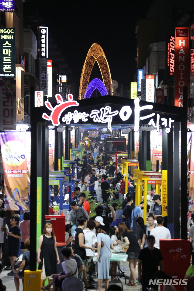 【포항=뉴시스】강진구 기자 = 경북 포항시는 26일 오후부터 중앙상가 실개천거리에 영일만친구 야시장을 개장하고 본격적인 운영에 들어갔다고 28일 밝혔다.사진은 영일만친구 야시장 전경.2019.07.28.(사진=포항시 제공) photo@newsis.com