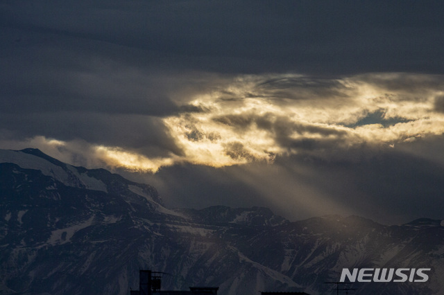 【산티아고=AP/뉴시스】 16일(현지시간) AFP 통신은 기후변화로 적설량이 줄어들며 칠레 안데스 산맥에 위치한 스키장들이 인공으로 눈을 만드는 제설기를 활용하고 있다고 보도했다. 사진은 지난달 27일 칠레 산티아고의 안데스 산맥 풍경. 2019.8.16.