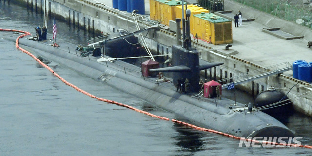 【부산=뉴시스】 하경민 기자 = 미국 해군의 로스앤젤레스급 핵추진 잠수함 '오클라호마시티'(6900t급)가 28일 부산 남구 해군작전사령부 부산기지에 정박하고 있다.길이 110m 크기인 이 핵잠수함에는 140여 명의 승조원이 탑승하고 있으며, 사거리가 3100㎞인 토마호크 순항미사일과 사거리 130㎞의 하푼 대함미사일 등을 탑재하고 있는 것으로 알려졌다. 이 잠수함은 북한이 단거리 탄도 미사일을 발사한 지난 25일 부산항에 입항한 것으로 전해졌다. 2019.07.28. yulnetphoto@newsis.com