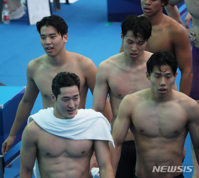 【광주=뉴시스】 고범준 기자 = 28일 오전 광주 광산구 남부대학교 시립국제수영장에서 열린 2019 광주세계수영선수권대회 경영 남자 혼계영400m 예선을 마친 대한민국 (이주호, 문재권, 윤석환, 양재훈) 대표팀이 인터뷰존을 지나가고 있다. 2019.07.28. bjko@newsis.com