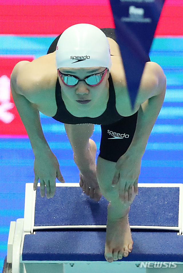 【광주=뉴시스】이영환 기자 = 28일 오전 광주 광산구 남부대학교 시립국제수영장에서 열린 2019 광주세계수영선수권대회 여자 개인혼영 400m 예선, 한국 김서영이 출발하고 있다. 2019.07.28.20hwan@newsis.com