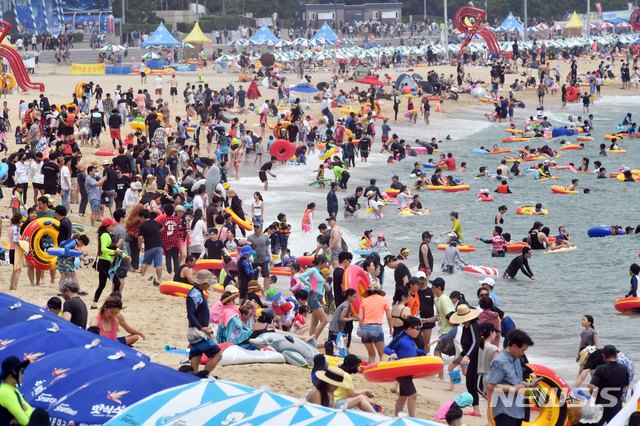 【부산=뉴시스】 하경민 기자 = 본격적인 휴가철에 접어든 28일 오후 부산 해운대해수욕장을 찾은 피서객들이 물놀이를 즐기고 있다. 2019.07.28. yulnetphoto@newsis.com