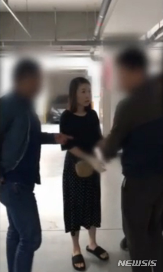 【서울=뉴시스】지난 27일 SBS 그것이 알고싶다에서 "비말과 거짓말-고유정은 왜 상인범이 되었나?'라는 타이틀로 고유정의 체포영상을 공개했다. 사진은 6월 1일 오전 10시 32분께 충북 청주시의 한 아파트 지하주차장에서 제주동부경찰서 형사들에게 살인 등의 혐의로 긴급체포되는 고유정영상 캡쳐. 2019.07.28. (사지=SBS 캡쳐) photo@newsis.com