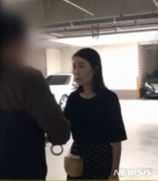 【서울=뉴시스】지난 27일 SBS 그것이 알고싶다에서 "비말과 거짓말-고유정은 왜 상인범이 되었나?'라는 타이틀로 고유정의 체포영상을 공개했다. 사진은 6월 1일 오전 10시 32분께 충북 청주시의 한 아파트 지하주차장에서 제주동부경찰서 형사들에게 살인 등의 혐의로 긴급체포되는 고유정영상 캡쳐. 2019.07.28. (사지=SBS 캡쳐)&nbsp; photo@newsis.com 