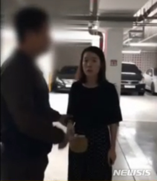 [서울=뉴시스]지난 27일 SBS 그것이 알고싶다에서 "비말과 거짓말-고유정은 왜 상인범이 되었나?'라는 타이틀로 고유정의 체포영상을 공개했다. 사진은 6월 1일 오전 10시 32분께 충북 청주시의 한 아파트 지하주차장에서 제주동부경찰서 형사들에게 살인 등의 혐의로 긴급체포되는 고유정영상 캡쳐. 2019.07.28. (사지=SBS 캡쳐) photo@newsis.com