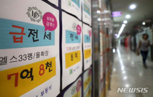 【서울=뉴시스】추상철 기자 =분양가상한제 확대 예고에 전세값이 꿈틀대고 있다. 28일 오후 서울 송파구의 한 부동산에는 전세 매물 관련 문구가 게시돼 있다. 2019.07.28. scchoo@newsis.com