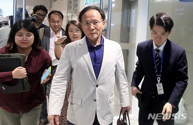 【인천공항=뉴시스】추상철 기자 =한미일 3국 의원회의 참석차 미국을 방문했던 방미 의원단의 더불어민주당 이수혁 의원이 28일 오후 인천국제공항을 통해 입국하고 있다. 2019.07.28.  scchoo@newsis.com